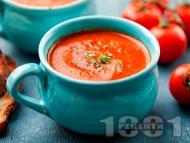 Студена доматена супа с червено вино, кисела краставичка и маслини